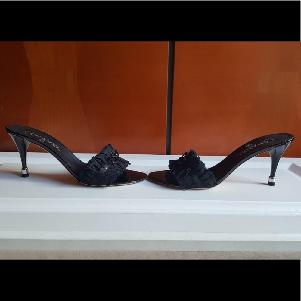 SOLD !!!!!!  Chanel Sandals with CC Logo detail - Picture 4 of 8